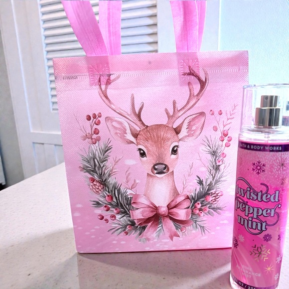 Bath & Body Works Twisted Peppermint- Clinique - Holiday Gift Bag - NWT - Picture 3 of 8